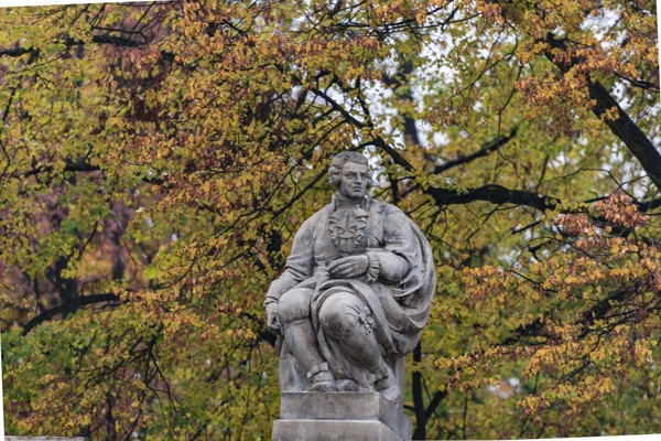 雕塑欣赏：华沙肖邦公园里的雕塑